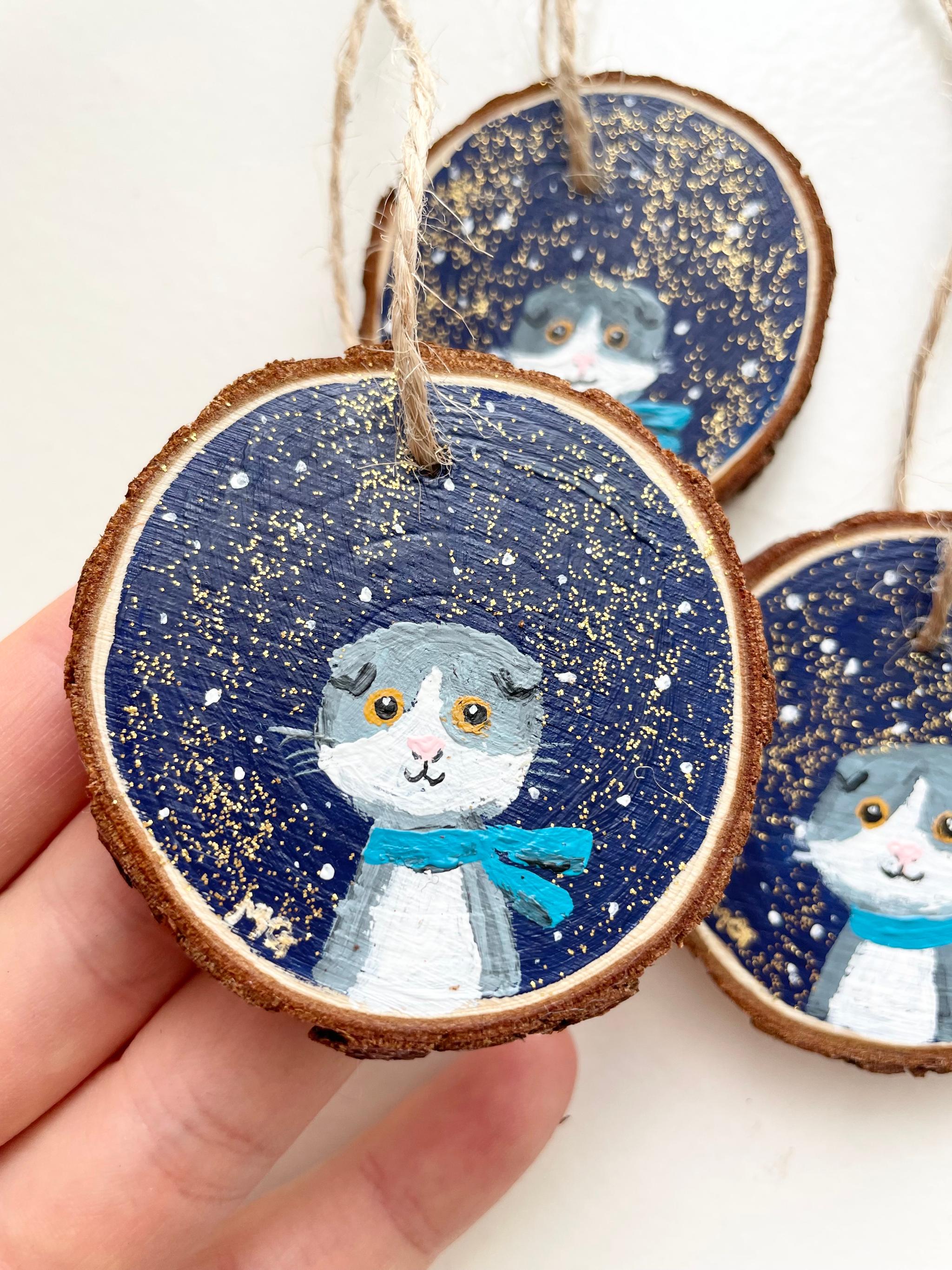 天然木に手描きで描いたオーナメント、クリスマスオーナメント、猫とクリスマスツリーのオーナメント1枚目の画像