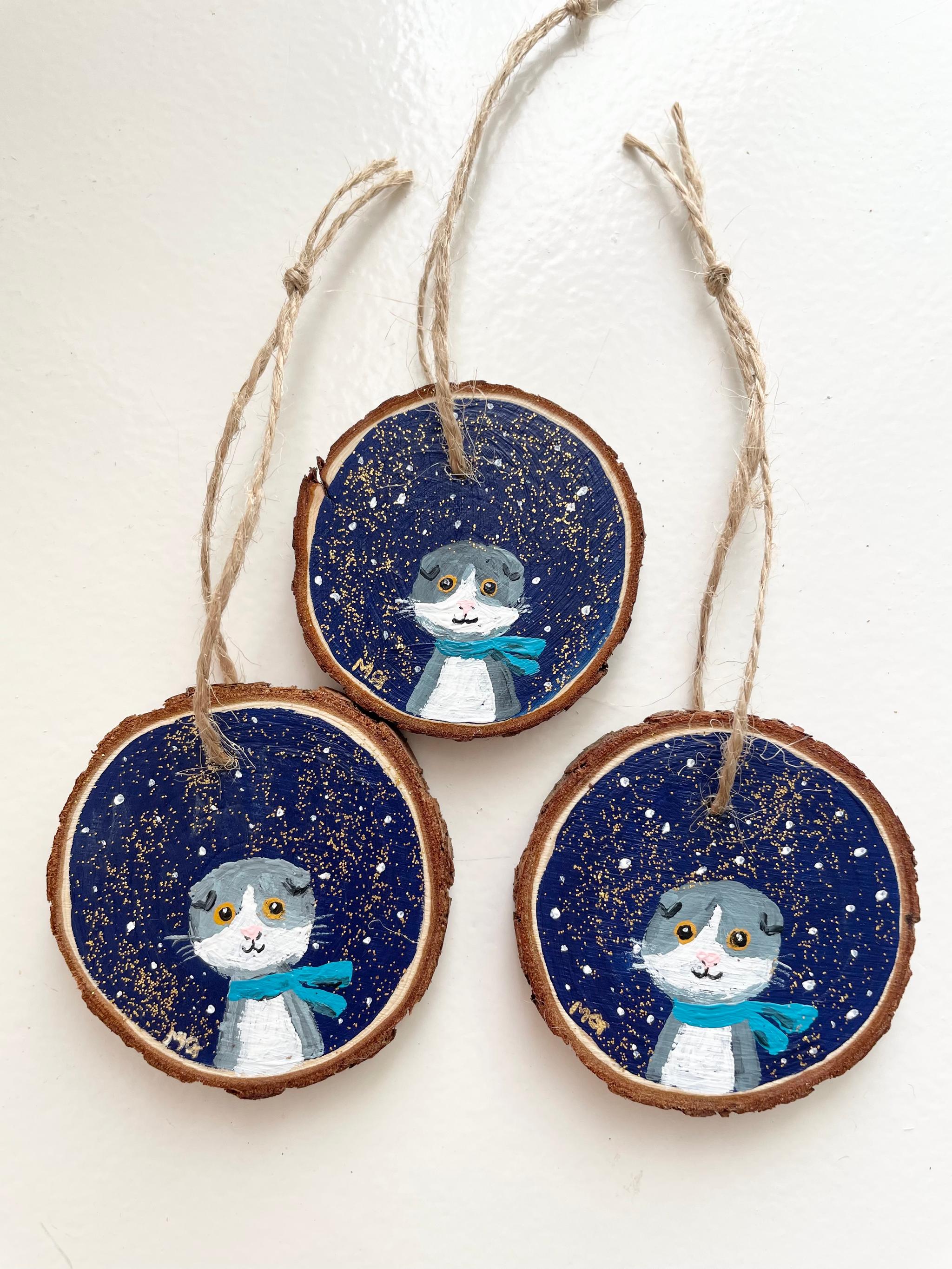 天然木に手描きで描いたオーナメント、クリスマスオーナメント、猫とクリスマスツリーのオーナメント | 2枚目