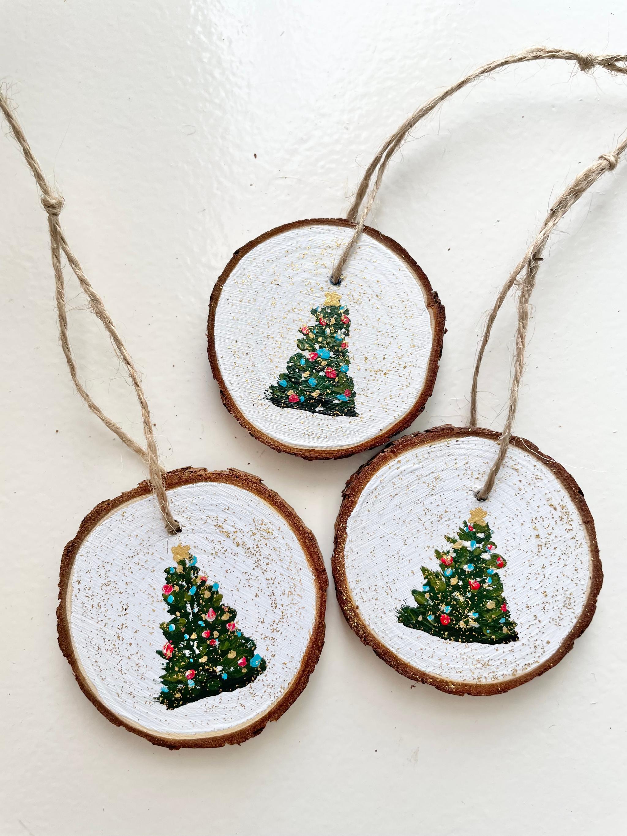 天然木に手描きで描いたオーナメント、クリスマスオーナメント、猫とクリスマスツリーのオーナメント | 6枚目