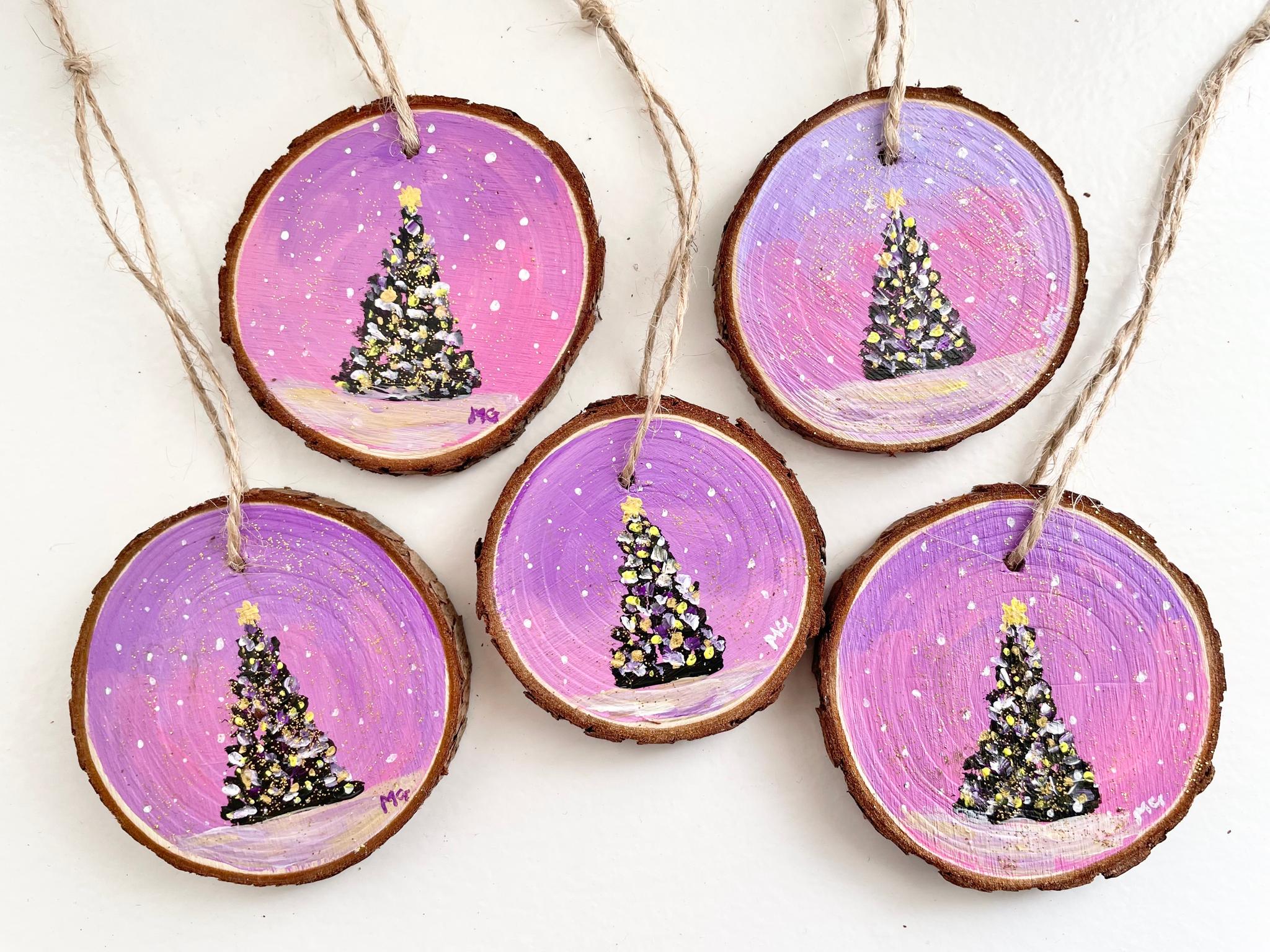 天然木に手描きで描いたオーナメント、クリスマスオーナメント、クリスマスツリーのオーナメント1枚目の画像